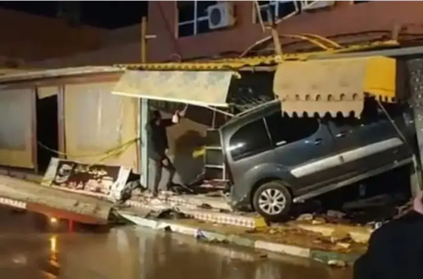 سيارة تقتحم مقهى بجرادة وتتسبب في وفاة رجل ستيني وجرحى