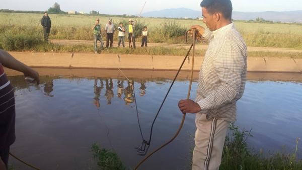 الساكنة  تستعين بوسائل بدائية  لانتشال جثة غريق ببني ملال +الصورة