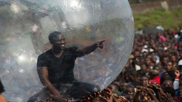 ايكون يغني من داخل بالون كي لا يصاب بالـ "إيبولا"