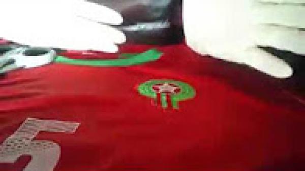 سيدة تحتج على صرف الملايير على المنتخب