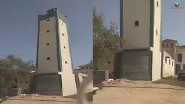 غريب ..صومعة مسجد جعلوا من أسفلها محلا تجاريا