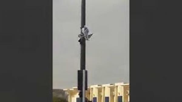 شاب يهدد بالإنتحار ببوجدور حاملاً العلم الأمريكي