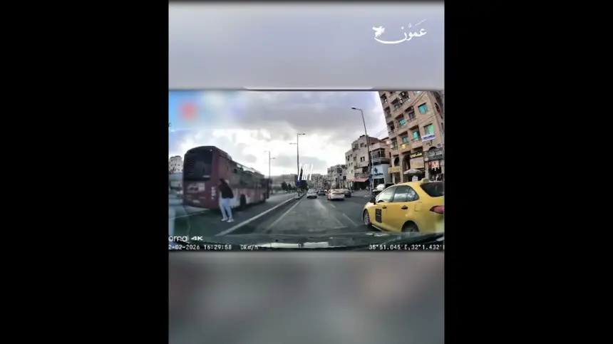 بالفيديو...نجاة بأعجوبة لرجل حاول عبور مسرب الباص السريع في الأردن