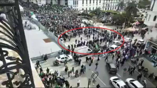 فيديو لحظة فك الشرطة الجزائرية الحصار الأمني على المتظاهرين أمام البريد المركزي