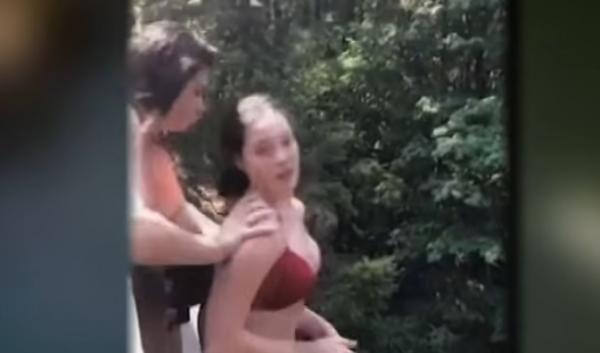 بالفيديو.. "مزحة مخيفة" تحول صديقتين إلى عدوتين للأبد