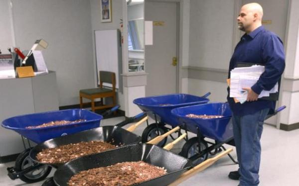 بالفيديو: أمريكي يدفع ضرائب سيارته بـ 300 ألف عملة معدنية