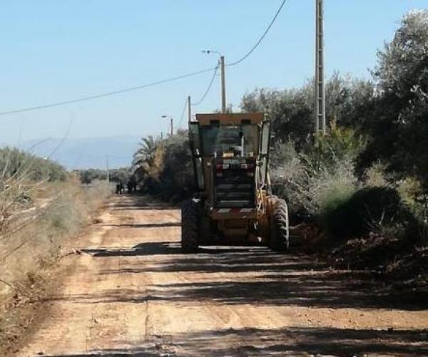 بالفيديو: إصلاح طريق بجرافة يشعل الحرب بين منتخبين بهذه المنطقة وسط استغراب الساكنة!