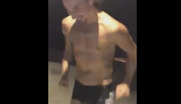 السويدي زلاتان ابراهيموفيتش يتحدى البرد ويجلس قوق الثلج بدون ملابس