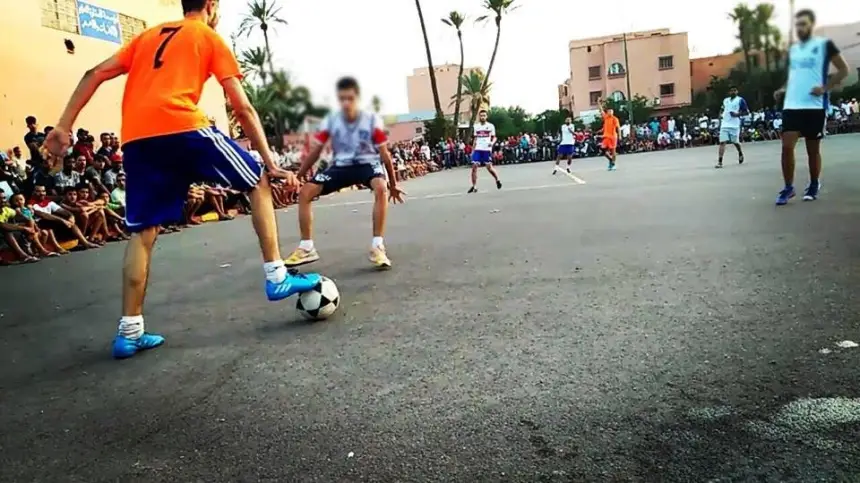 دوري رمضاني يتحول إلى مأساة بعد وفاة مفاجئة لقاصر وسط الملعب في طنجة