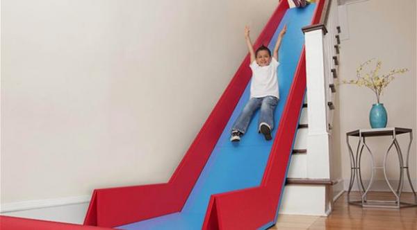 بالصور: ابتكار يحول درج المنزل إلى زلاجة أطفال