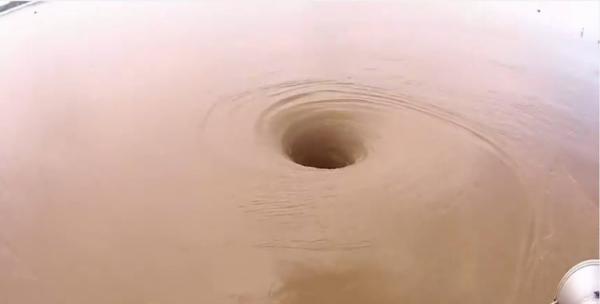 بالفيديو.. دوامة غريبة تظهر في بحيرة أمريكية وتثير الجدل!