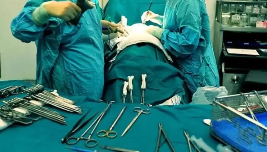 بعد 7 سنوات في السجن ظلماً.. جراح تركي ينال البراءة وتعويضاً بملايين الليرات