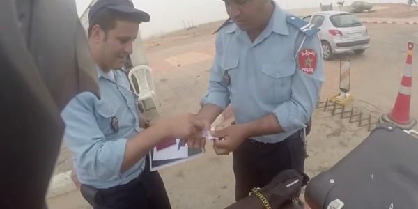 بالفيديو : زوجة الشرطي المتهم بالرشوة تطلب من الملك العفو عن زوجها .. و الأخير يهدد بالانتحار في حال طرده من العمل