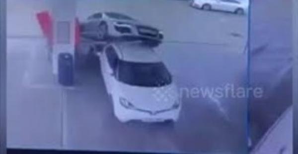 سائقة تفقد السيطرة على سيارتها وتطير فوق سيارة أخرى (فيديو)