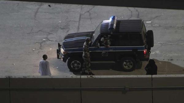 شاب يدهس والدته بالسيارة... وأشقاؤه يقتلونه