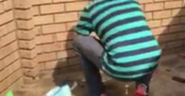 بالفيديو.. رجل يمسك بمدمن يتعاطى الهيروين في فناء منزله