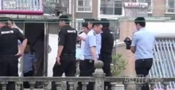 بالفيديو.. شاهد ماذا فعل أب مع مغتصب ابنته أثناء تمثيله الجريمة