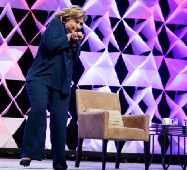 بعد بوش .. امرأة تقذف هيلاري كلينتون بحذاء (شاهد الفيديو)