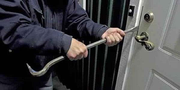 لصوص يسرقون منزلين في نهار رمضان بطريقة احترافية