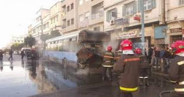 مواطنون ينجون من موت محقق بعد اندلاع النيران في حافلة مزدحمة بالدار البيضاء