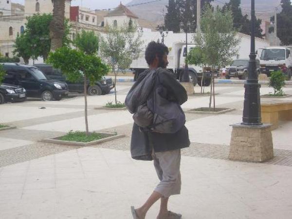 باقية الشهامة... تدخل بطولي لعامل نظافة بهذه المدينة يُنقد مواطنة من موت محقق على يد مختل عقلي