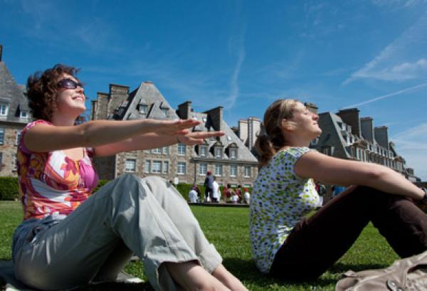 استمتع بأشعة شمس الصيف في الصباح وبعد الظهر