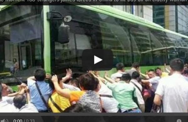 بالفيديو: 100 شخص يرفعون حافلة لإنقاذ سبعينية علقت أسفلها