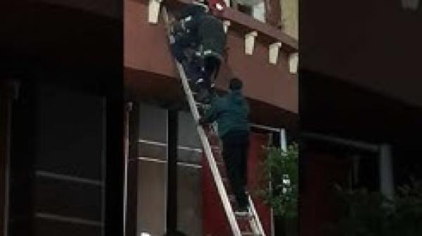 شاهد ما قام به مواطن من دول جنوب الصحراء ضد رجال الوقاية المدنية بمراكش