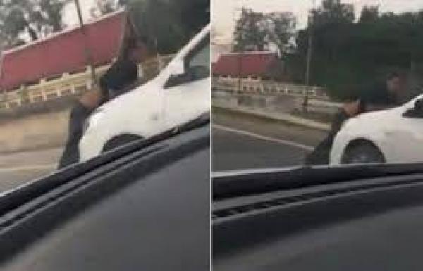 بالفيديو: رجل يتشبث على سيارة زوجته بعد شجار بينهما