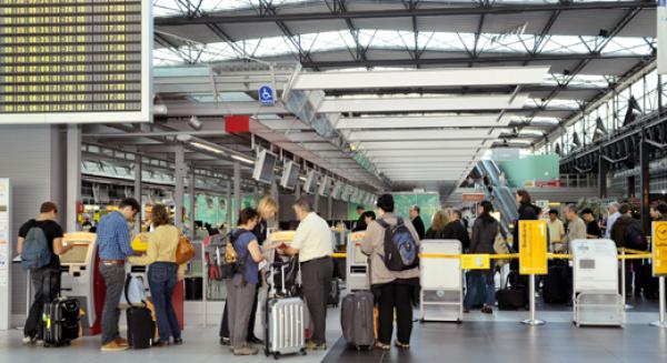 مثير ... مغربية تنقل أمعاء زوجها في طائرة متوجهة للنمسا لهذا السبب