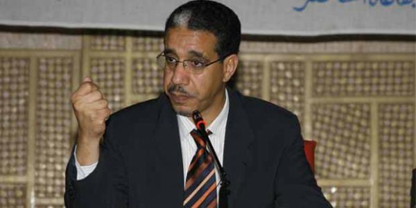 عزيز الرباح يتعقب الحافلات عبر صفحته الفايسبوكية