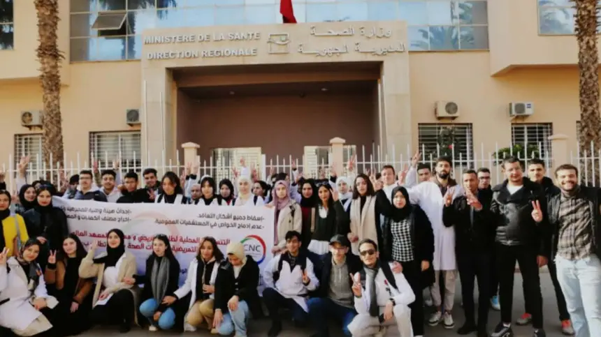 الطلبة وخريجو المعهد العالي للتمريض يحتجون ويطالبون بتحسين الأوضاع المادية وظروف العمل بوجدة