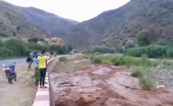 شاهد لحظة تدفق سيول مولاي ابراهيم التي أرعبت السكان والأجانب