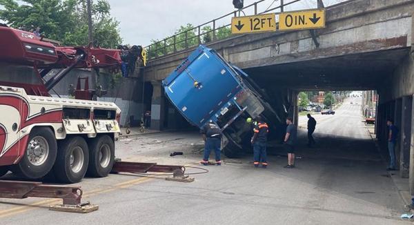 لحظة اصطدام شاحنة بجسر بسبب ارتفاعها (فيديو)