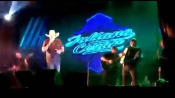 لحظة وفاة مغني على المسرح أمام جمهوره (فيديو)