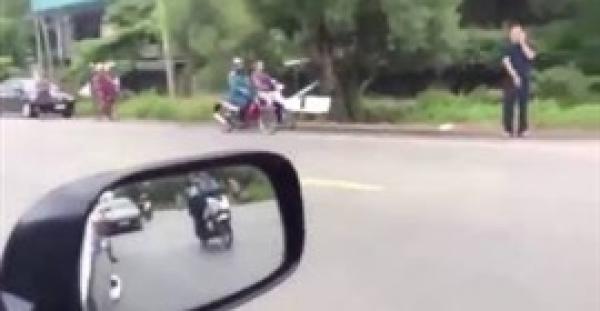 بالفيديو.. لحظة اعتداء ثلاثة أشخاص على شاب بالسيوف