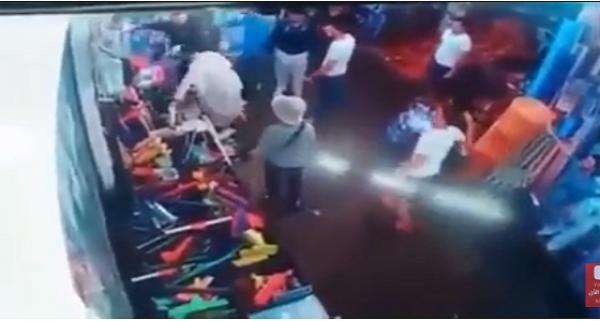 لحظة اعتداء شاب على بائع في سوق كاساباراطا بمدينة طنجة