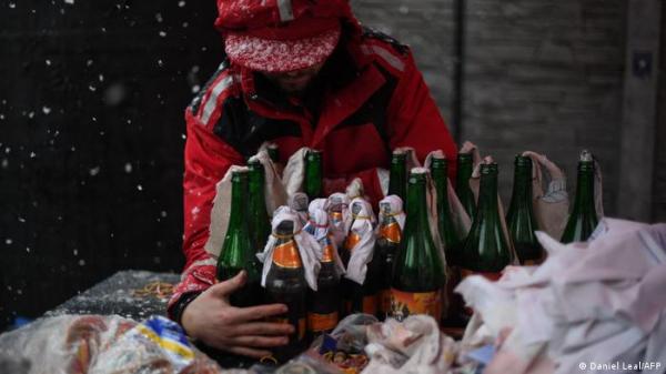 أوكرانيا.. مصنع برافدا يعبئ زجاجات المولوتوف بدلا من البيرة