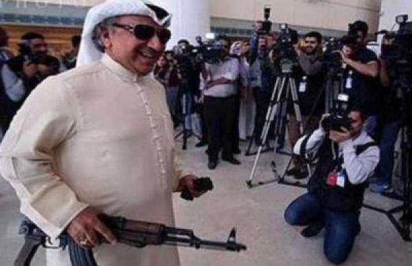نائب كويتي يدخل الى البرلمان بـ"كلاشنكوف" !