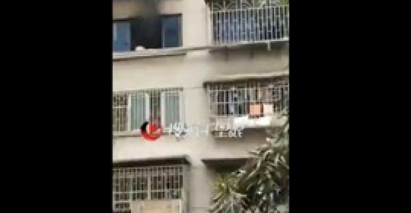 فتاة تنفذ مغامرة ناجحة لتنجو بحياتها من حريق بشقتها (فيديو)