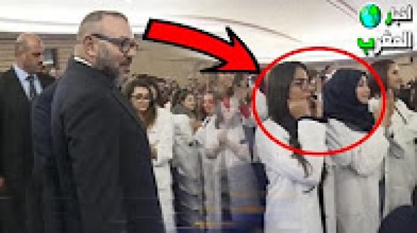 شاهد كيف إهتز حضور قاعة جامعة علوم الصحة بعد دخول الملك محمد السادس