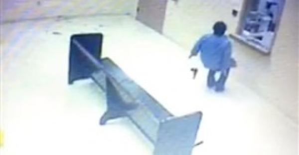 بالفيديو .. سيدة تنفذ عملية سطو مسلح على صراف آلي