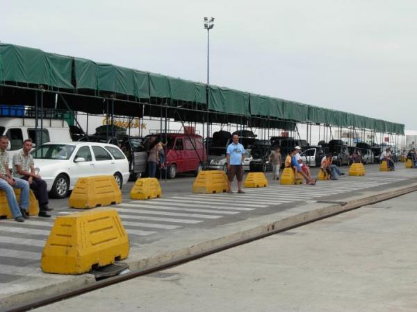  مغاربة عا﻿لقون بالجزيرة الخضراء في﻿ انتظار قدوم العبارات وغياب تام للمسؤولين عن الجا﻿لية