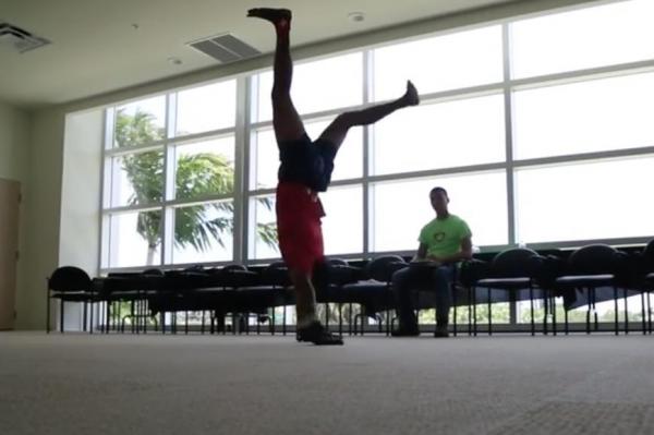 بالفيديو: شاب يسير 3 أميال على يديه ليدخل سجل غينيس