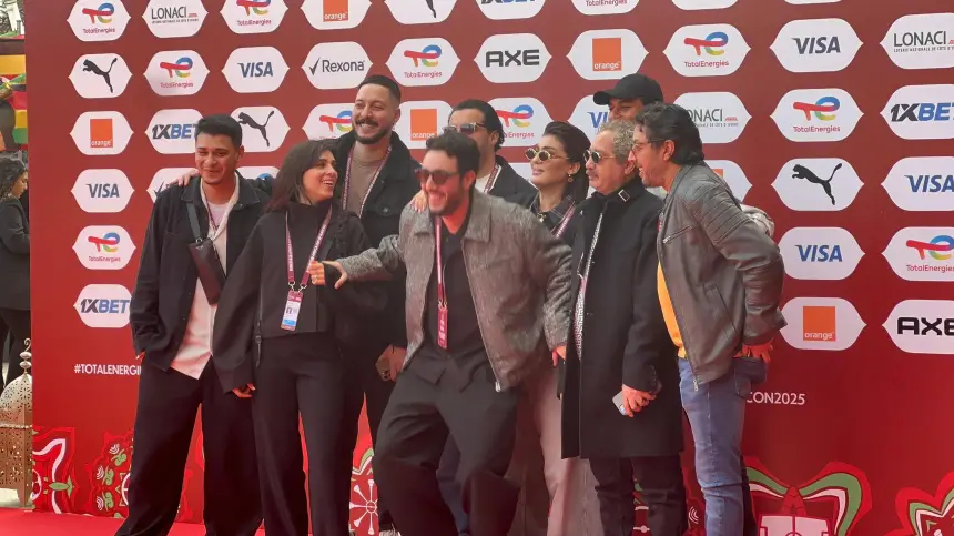 رفيق بوبكر مرونها على البساط الأحمر قبل انطلاق قرعة كأس إفريقيا بمسرح محمد الخامس بالرباط