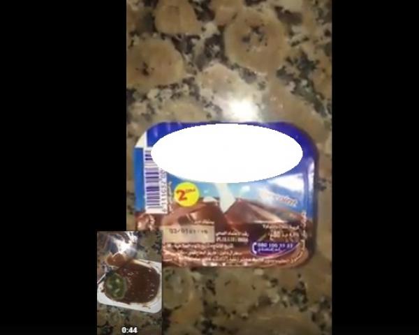 فضيحة بالفيديو..مغربية تنقذ طفلها من الموت بسبب ما وجدته داخل علبة "ياغورت"