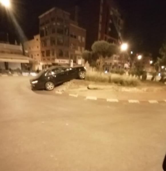 مرة أخرى...سيارة تتعرض لحادثة غريبة وتقفز فوق مدارة وسط الطريق ونقل السائق في حالة حرجة للمستعجلات (صور)