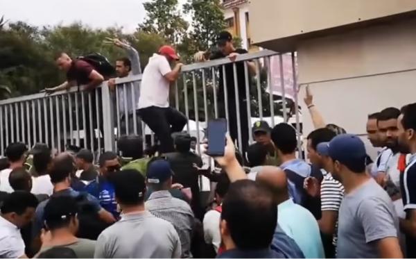 اقتحام مقر وزارة الوظيفة العمومية ...في تصعيد جديد للأستاذة حاملي الشواهد