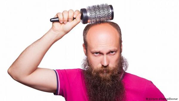 دراسة: مشروب شائع قد يكون مرتبطاً بتساقط الشعر لدى الرجال