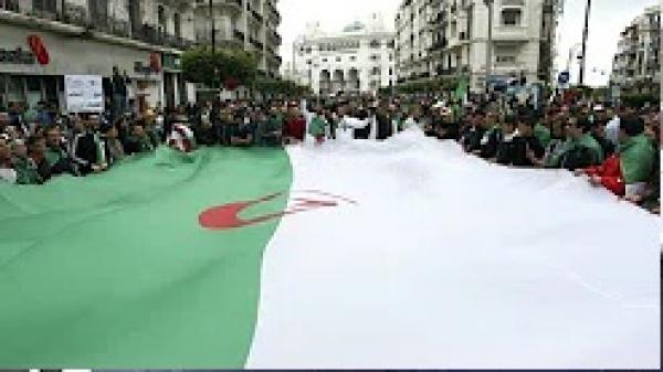 الجزائريون يتظاهرون للجمعة العاشرة على التوالي للمطالبة برحيل النظام